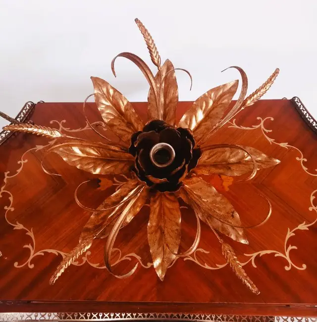 In the style of Hans Kögl - Wall lamp - Gold leaf, gold plating, wrought iron