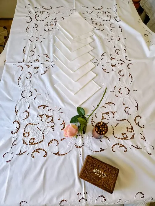 Antike Richelieu-Tischdecke (reine Handarbeit