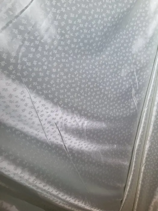 Wonderful pearlescent fabric in gray/sage green. - Textile - 535 cm - 320 cm