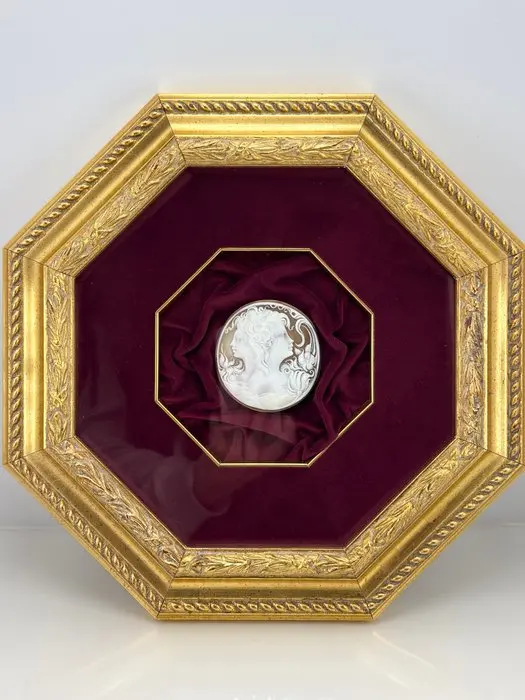 Cassis madagascariensis - Cameo - Hand-engraved cameo