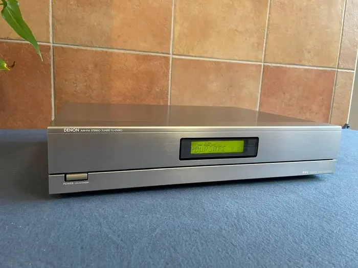 Denon - TU-210RD Digital Synthesizer Tuner