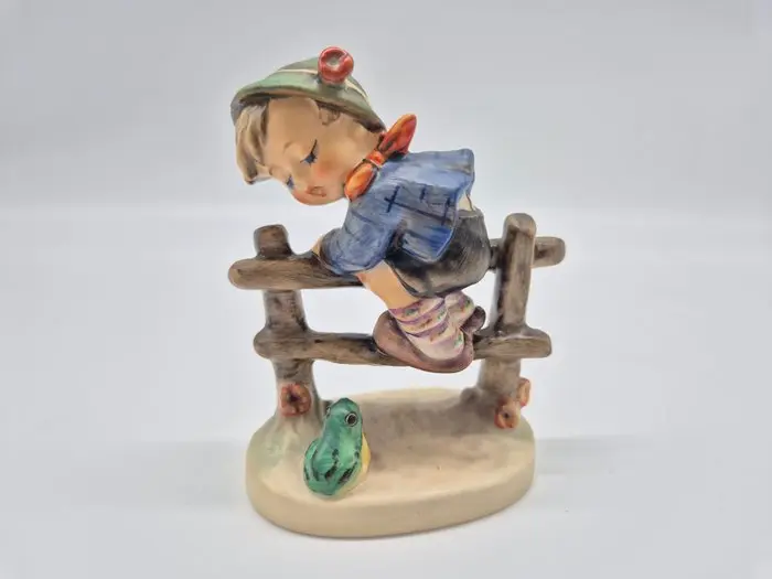 Goebel - Figure - Hummel Figur Retreat to Safety - Porcelain