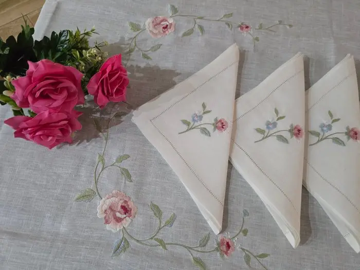 Tovaglia in puro lino con ricamo a macchina e rifinitura...