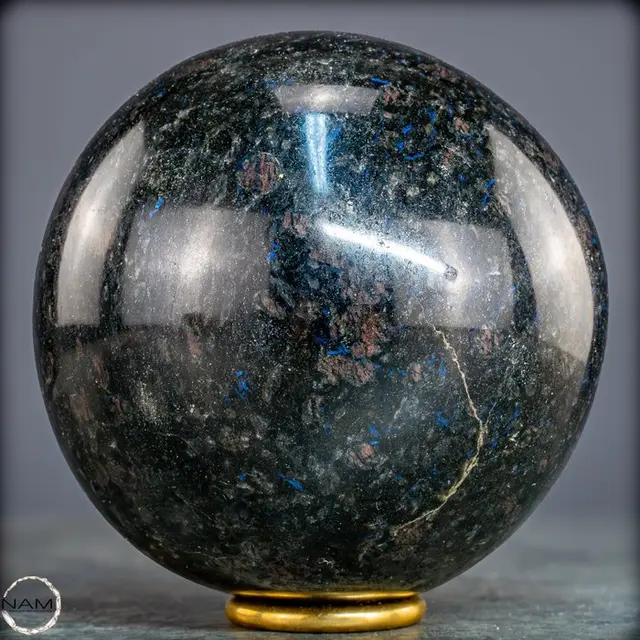 Powerful arfvedsonite-garnet sphere – Dark elegance with...