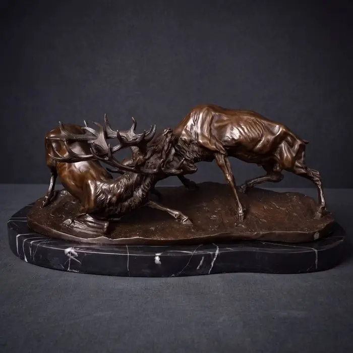 Statue, Exclusief bronzen sculptuur van vechtende herten...