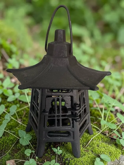 Lantern - cast iron - Japanese pagoda lantern