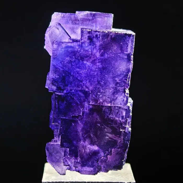 LUMINOSA FLUORITE VIOLA INTENSO, CINA Cristalli su matrice - Altezza: 45 mm - Larghezza: 26 mm- 39 g