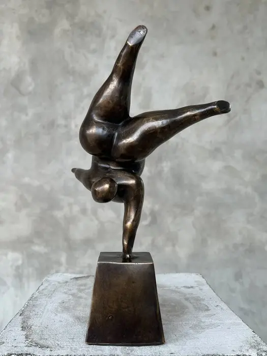 Statue, NO RESERVE PRICE - Voluptuous Balancing Lady...