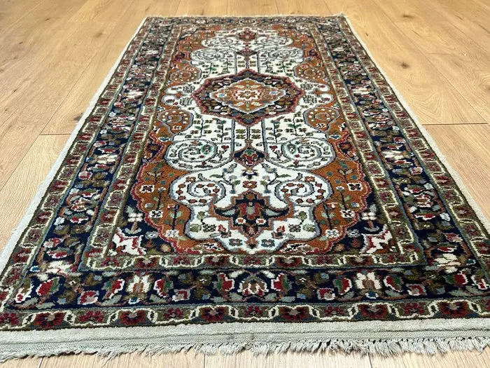Hand-knotted Indo Ghom rug – Fine medallion design...