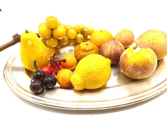 Figure - Lot of twelve marble fruit pieces and a Broggi tray (weight 4.7 kg)