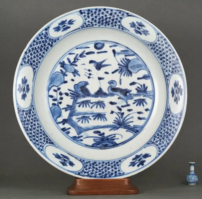 Jiajing (1522-1566) - Dish - Two Ducks and a Crow