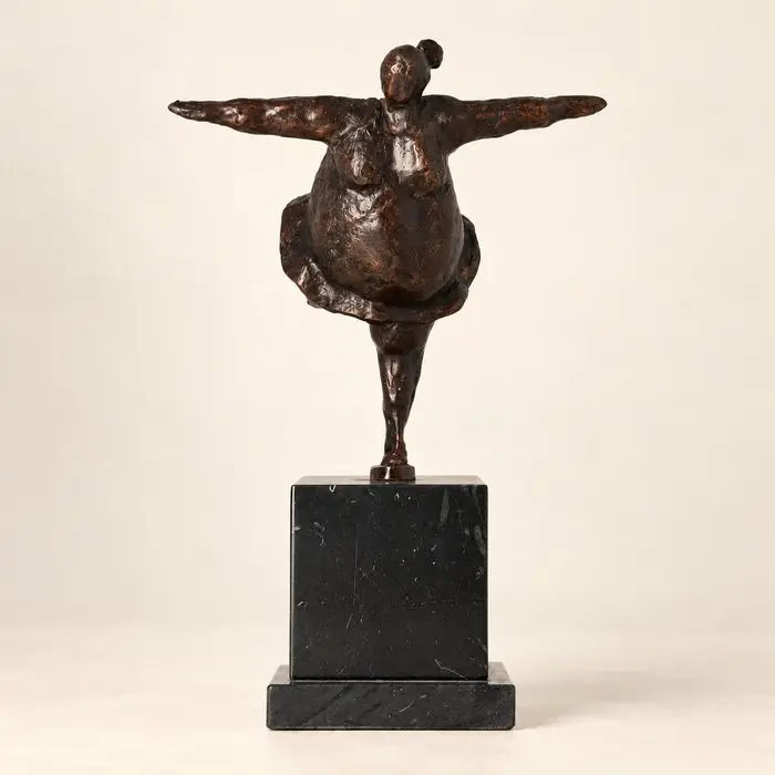 Figurine - Balancerende vrouw - Bronze, Marble