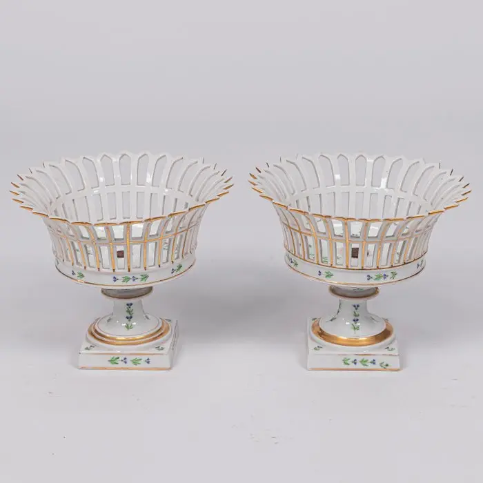 Een paar porseleinen kastanje vazen. Porcelaine de Paris - Vase - Porcelain