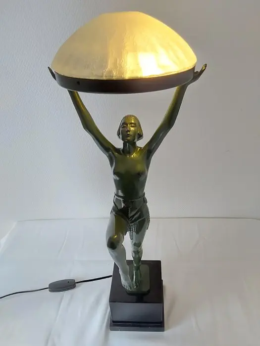 Naar Max Le Verrier "Danseuse à la coupe" - Table lamp...