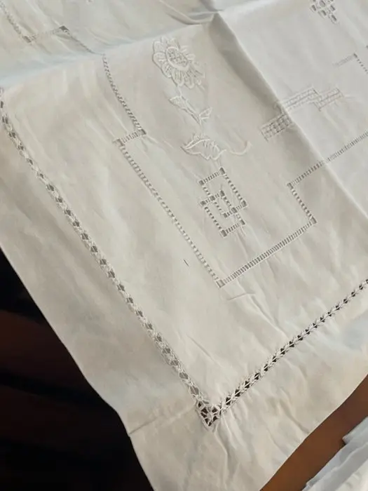 stupendo lenzuolo con ricamo a intaglio e spilature...