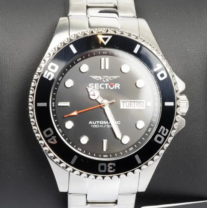 Sector - 230 - Automatic - Day & Date - 100 m - 43 mm...