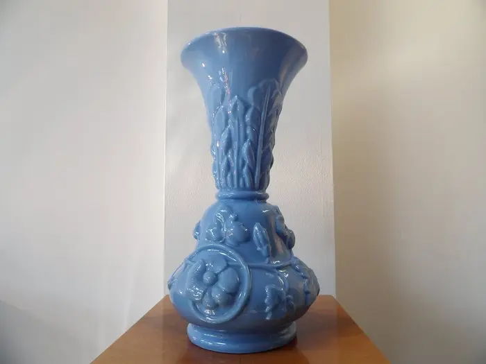 Saint Louis - Vase - Leaves and Garlands - Opaline glass