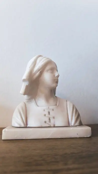 J. Guarini - Bust, Jeanne d'Arc - Femme au bonnet - 14.5 cm - Alabaster