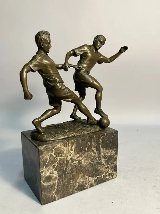 Sculpture, Twee voetballers strijden om de bal - 22 cm - Bronze