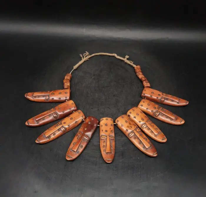 Magnifique collier - Sculpture - ties - Democratic...