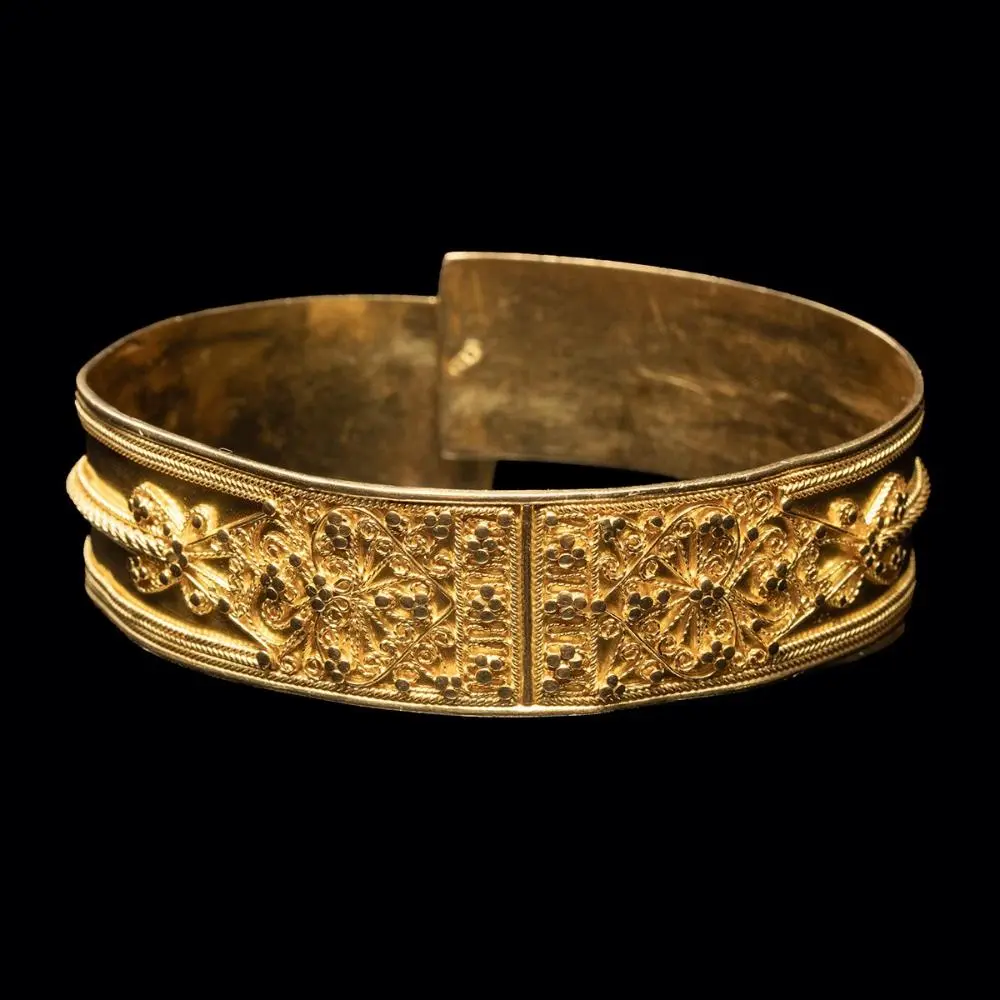 20th C. Sulawesi High-Karat Gold Bangle - Filigree Floral Rosettes