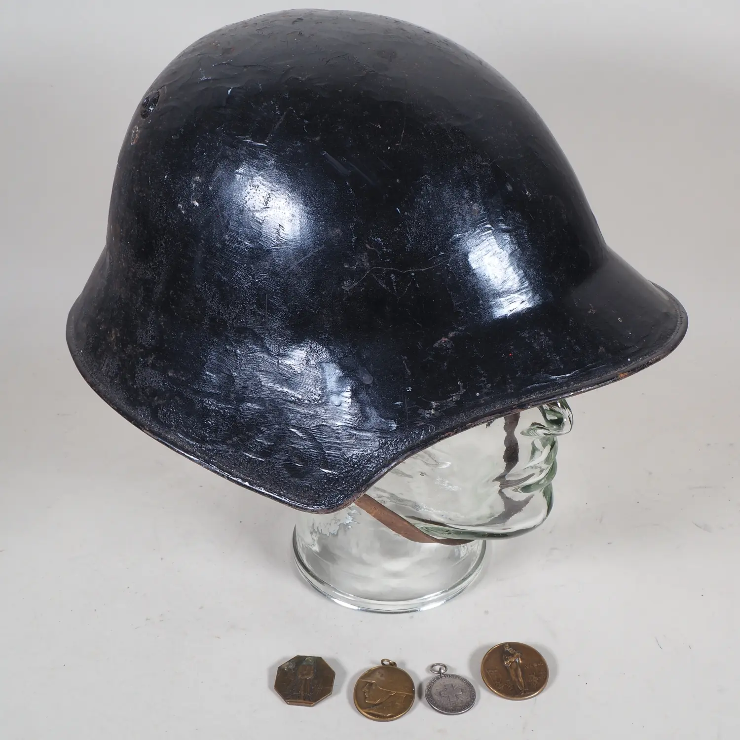 Los 2182: Schweiz: Stahlhelm M 18 und 4 Abzeichen
