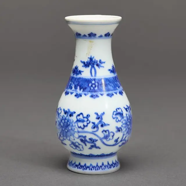 Chinese Hatcher Cargo Shipwreck B&W Porcelain Vase
