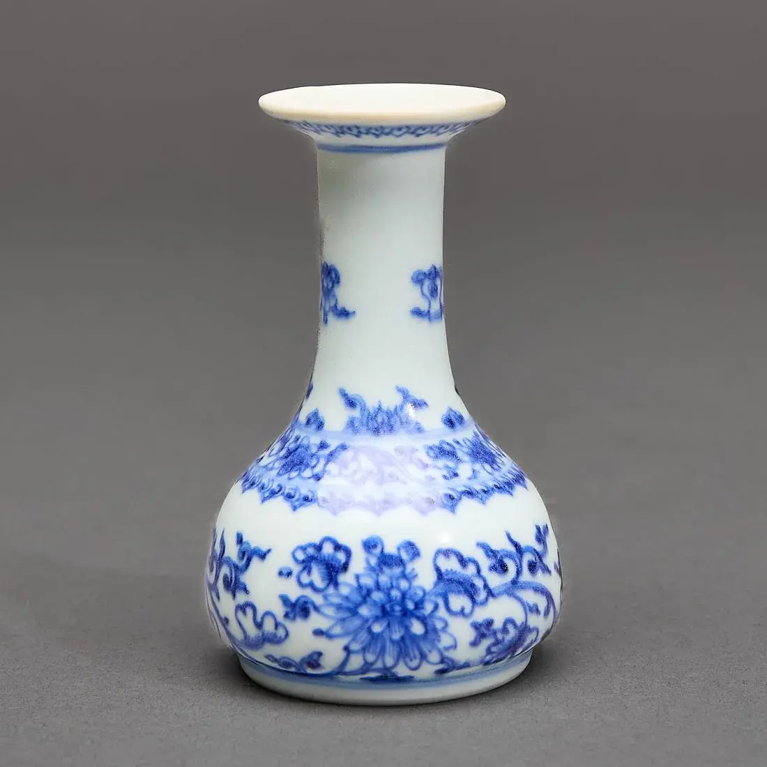 Chinese Hatcher Cargo Shipwreck B&W Porcelain Vase