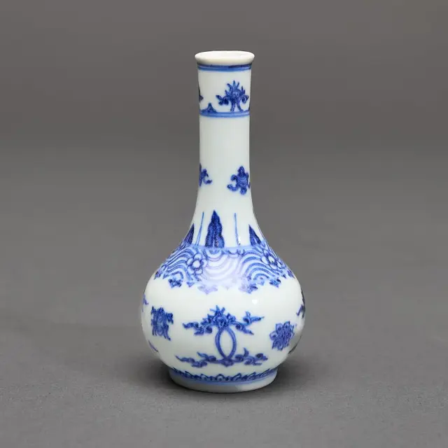 Chinese Hatcher Cargo Shipwreck B&W Porcelain Vase