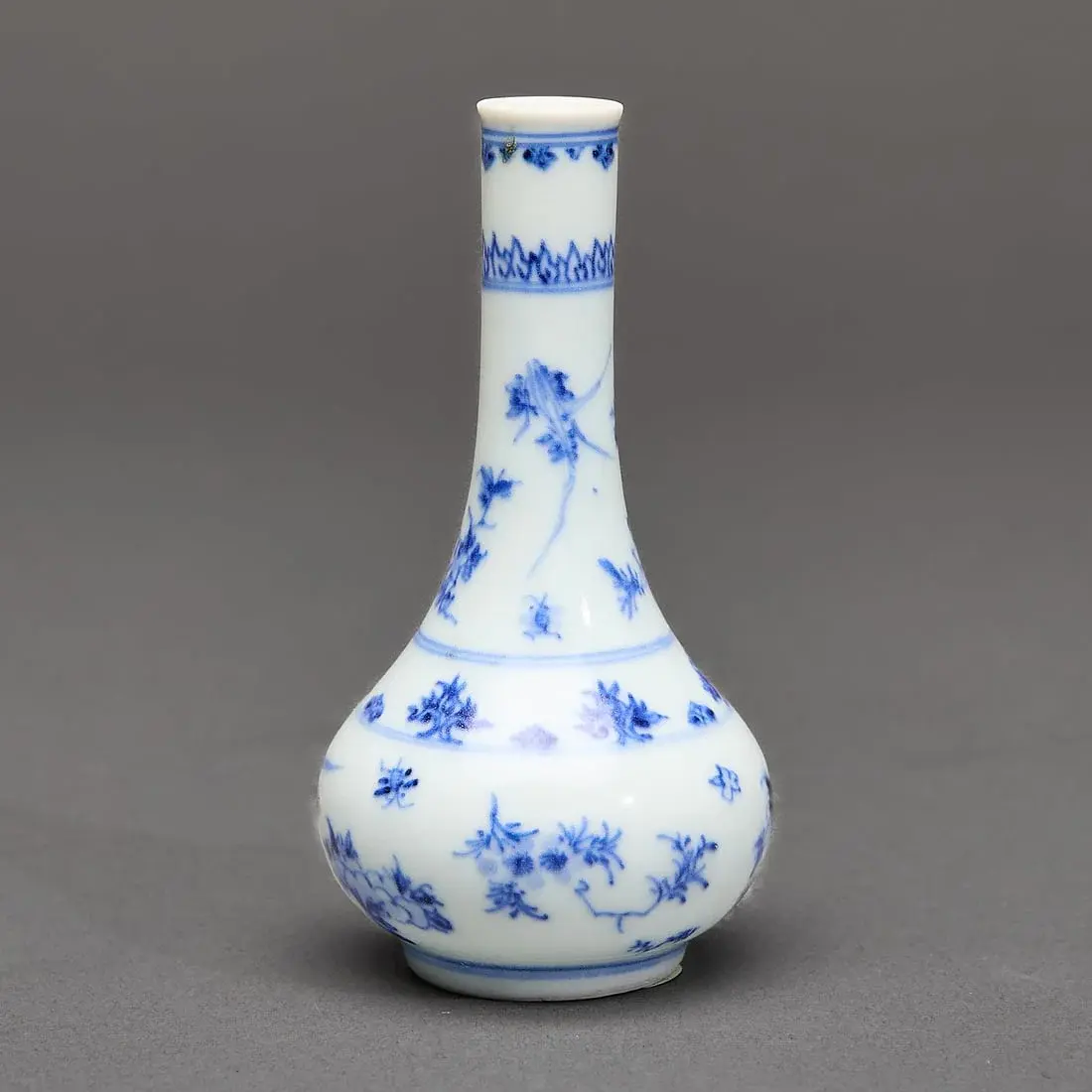 Chinese Hatcher Cargo Shipwreck B&W Porcelain Vase