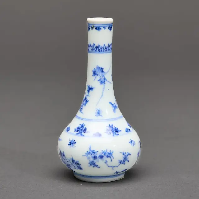 Chinese Hatcher Cargo Shipwreck B&W Porcelain Vase