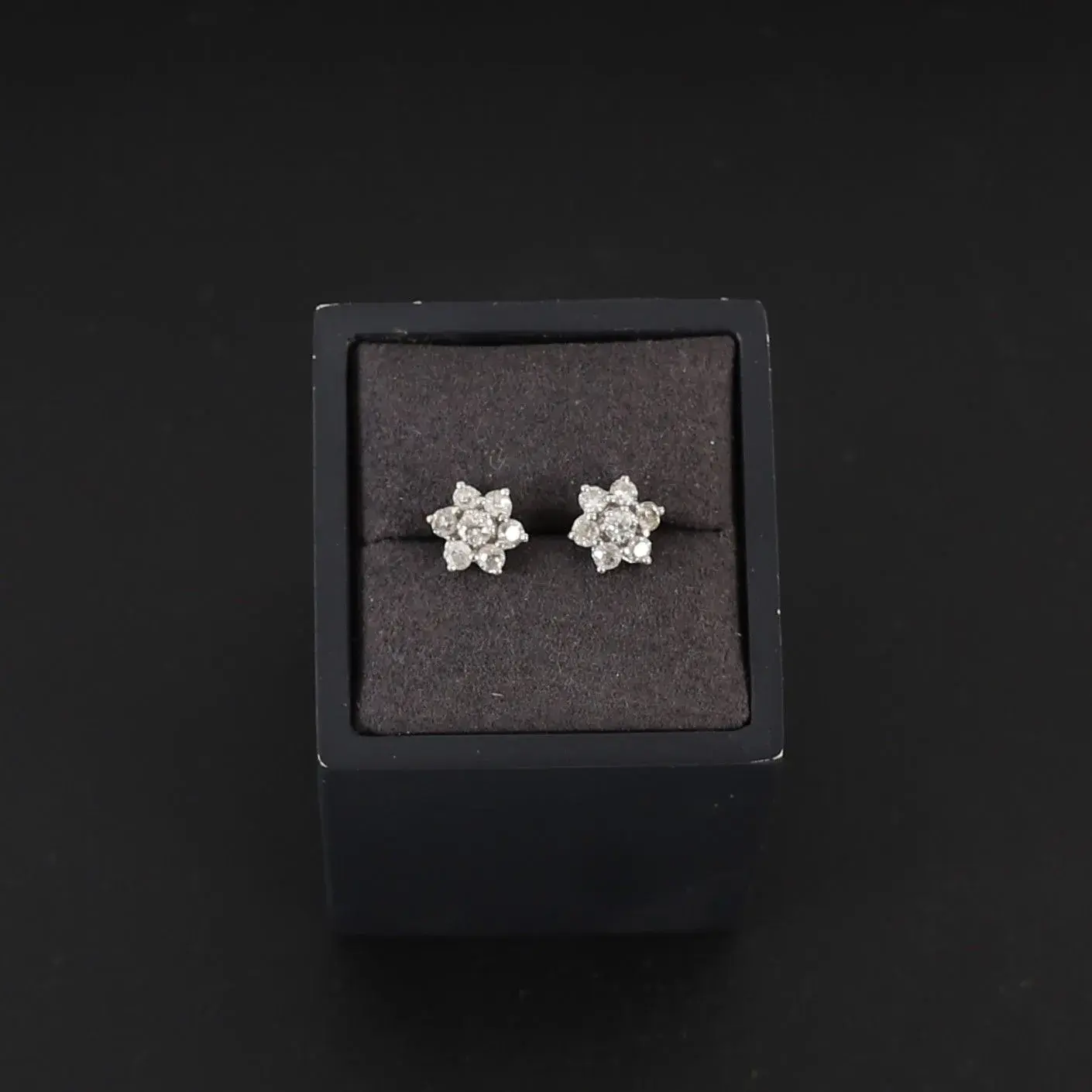 PAIR OF GOLD AND DIAMOND BUTTONS - Lot 15
