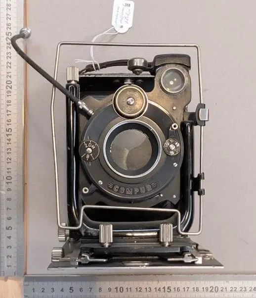 Vintage camera—see photos for dimensions and condition