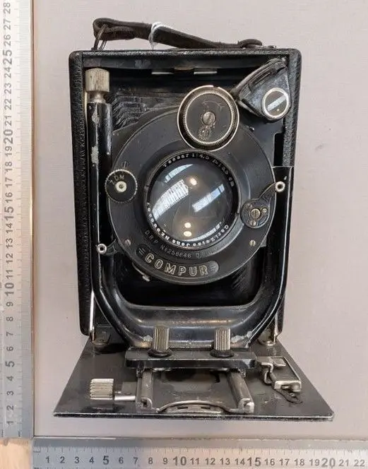 Vintage camera—see photos for dimensions and condition