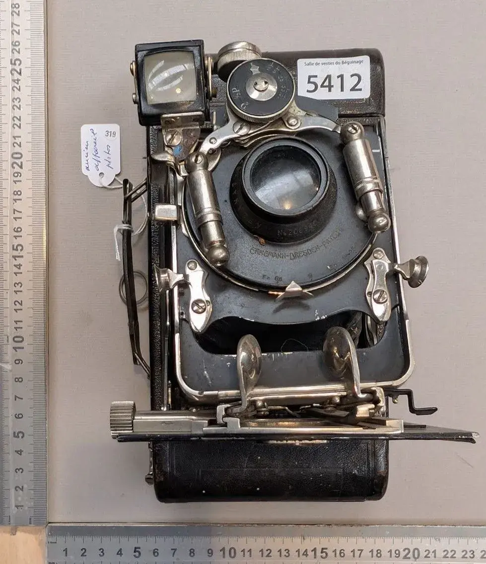 Vintage camera—see photos for dimensions and condition