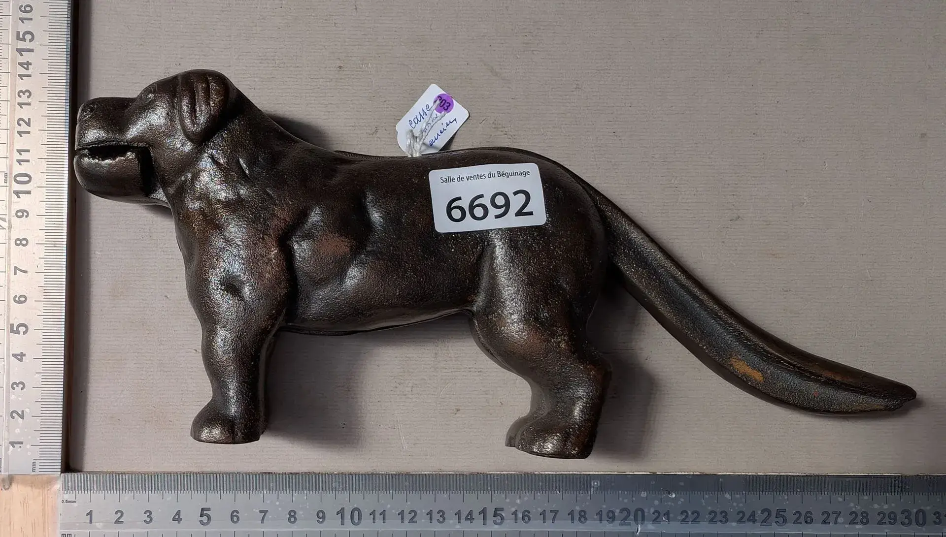 1 antique cast-iron nutcracker (a dog) - See photos for dimensions