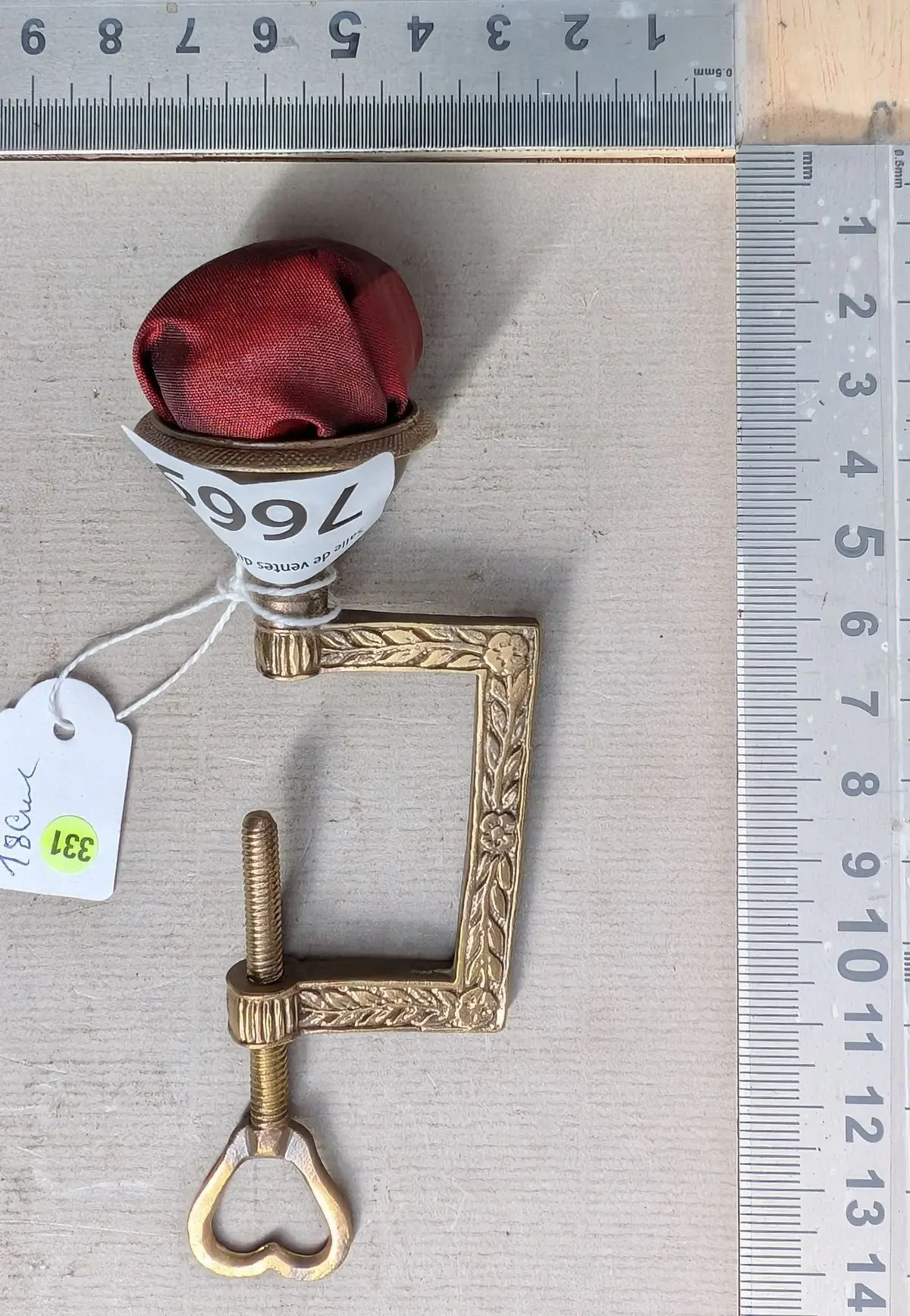 1 brass and bronze needle holder - See photos for dimensions and condition