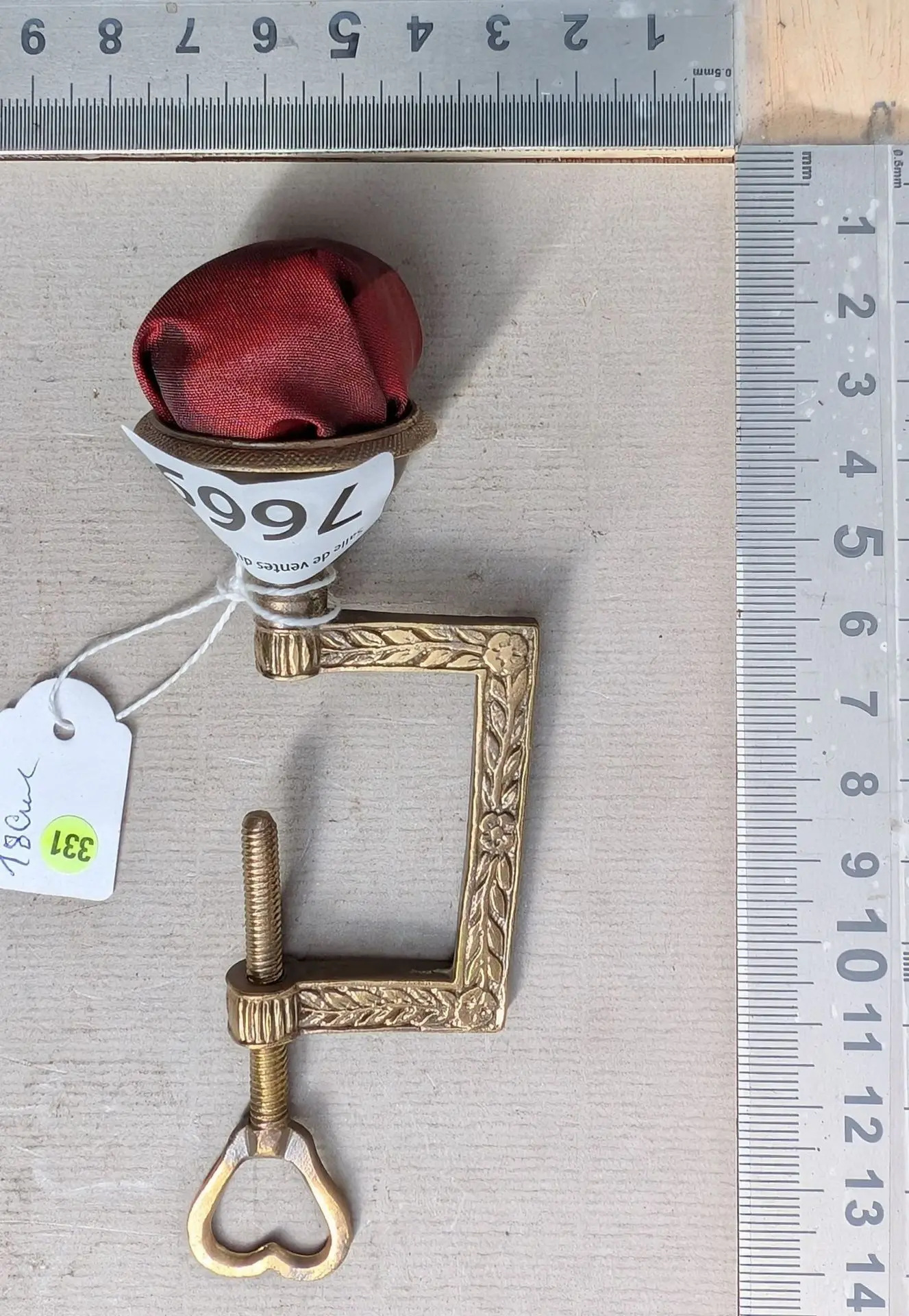 1 brass and bronze needle holder - See photos for dimensions and condition
