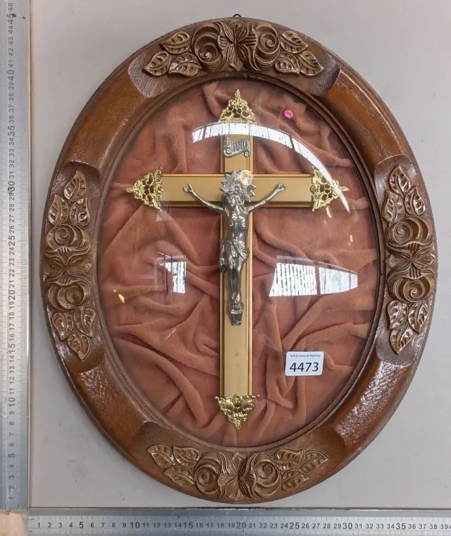 Chrisfix in his medallion—see photos for dimensions and condition