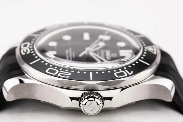 Omega Seamaster Diver 300m Black dial Rubber starp42 mm 210.32.42.20.01.003