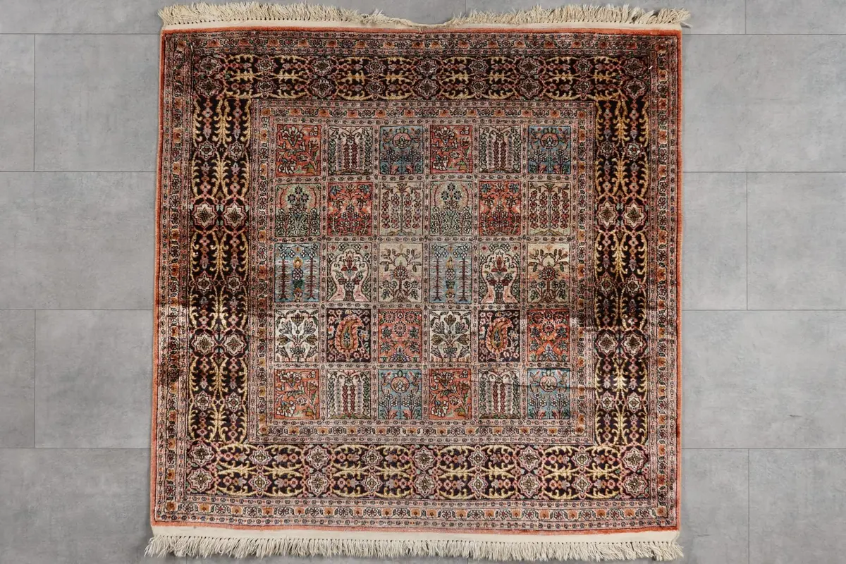 Käsinsolmittu silkkimatto, 117 x 122 cm