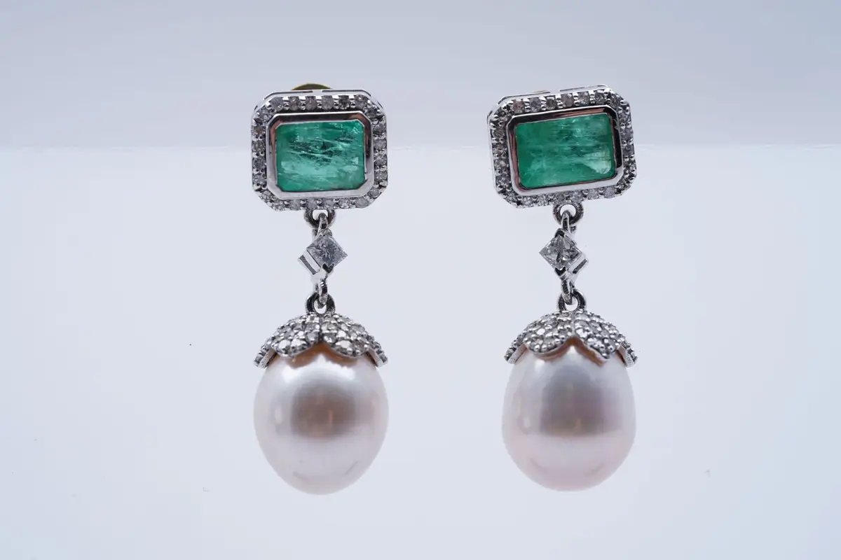 Korvakorut valkokultaa 375/1000, oil minor EMERALDS (1,5), PEARLS
