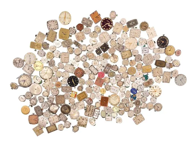 BULK LOT OF ASSORTED WATCH MOVEMENTS