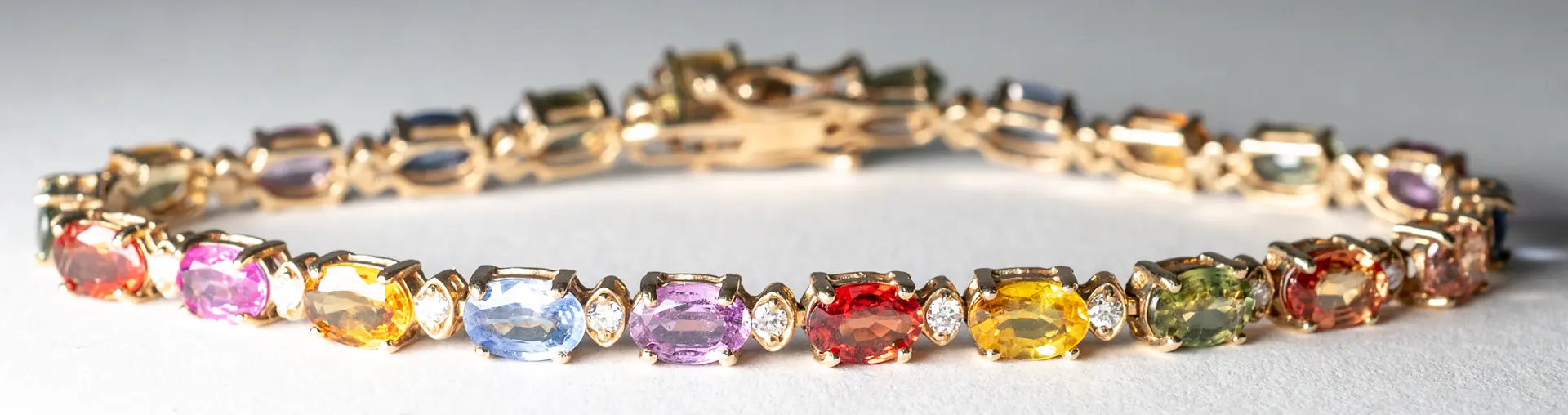 Lot 267: GOLDENB LADIES BRACELET WITH 22 NATURAL SAPPHIRES AND 22