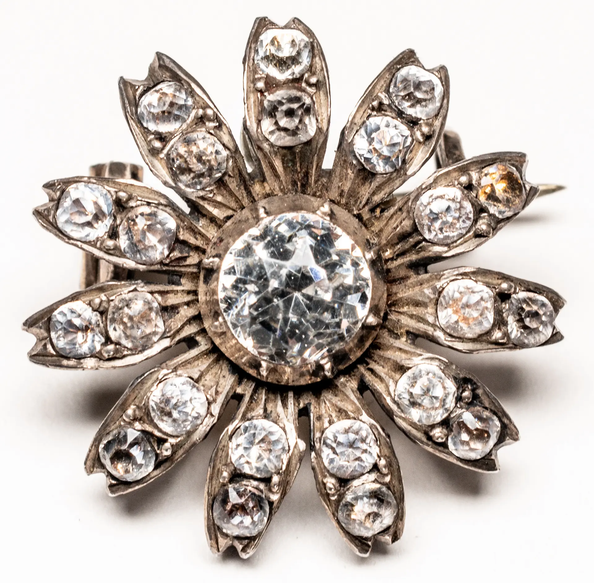 Lot 253: FLOWER-SHAPED BROOCH