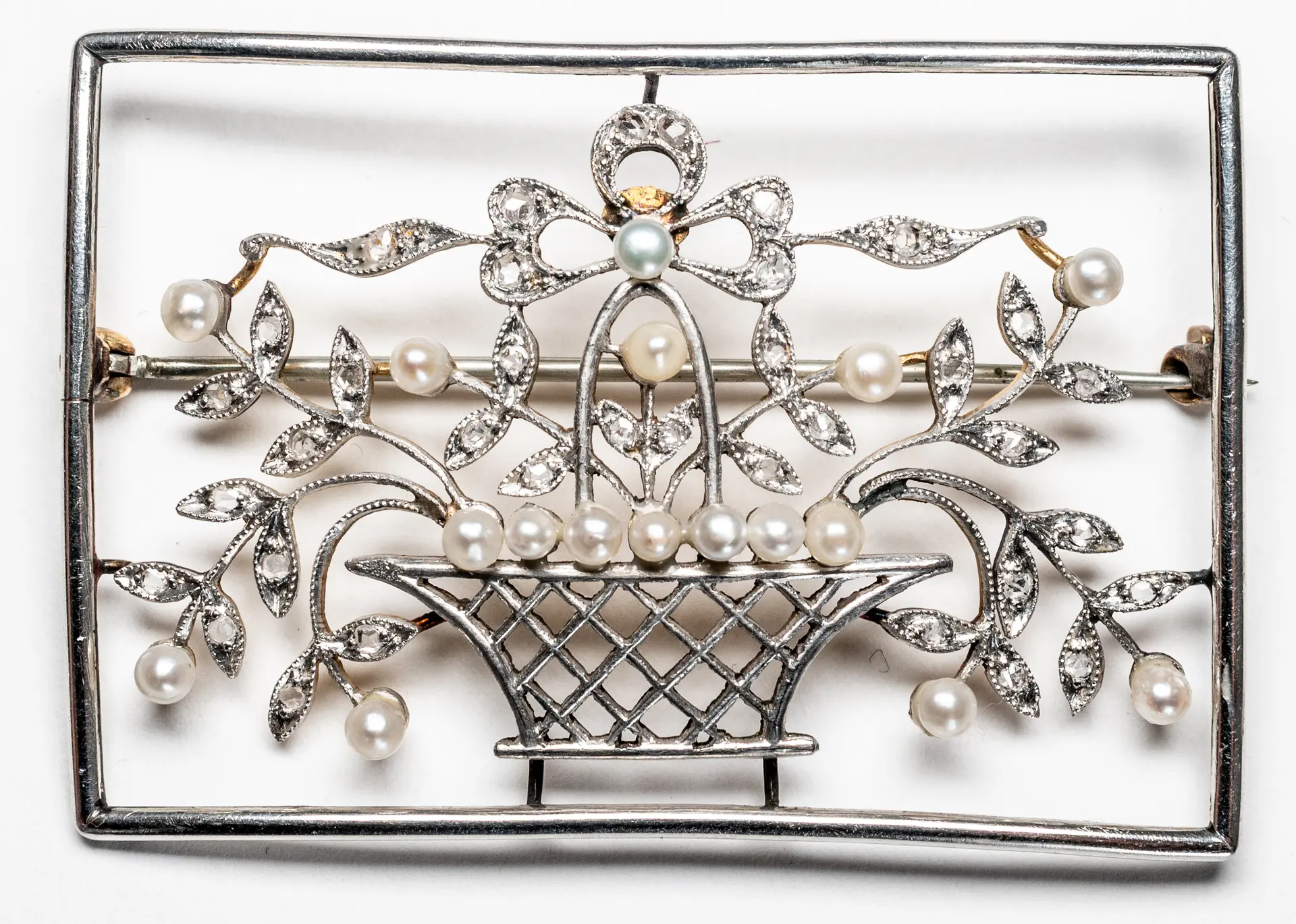 Lot 252: 'GIARDINETTI' BROOCH