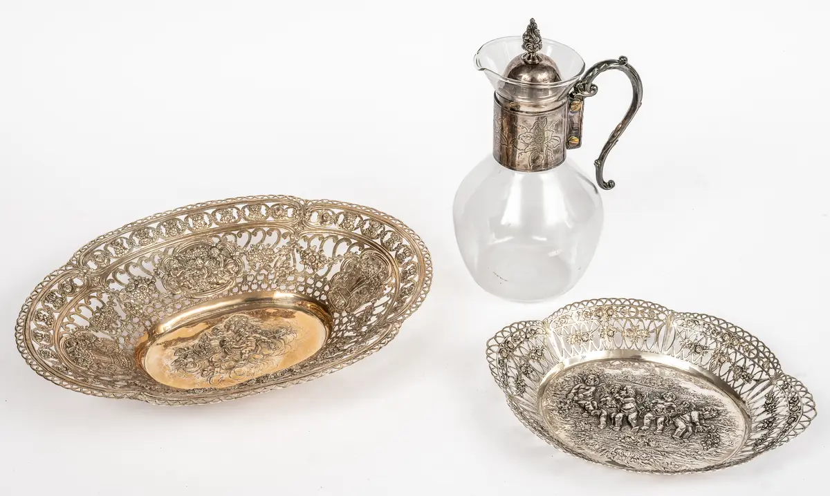 Lot 275: 2 SILVER BOWLS AND 1 GLASS CARAFE WITH SILVER-PLATED MOUNTING