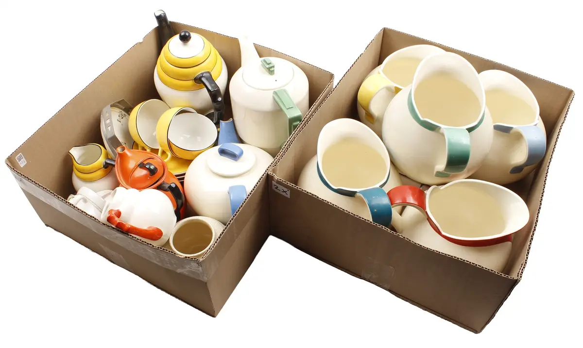 2 dozen met polychroom Art Deco aardewerk en porselein...