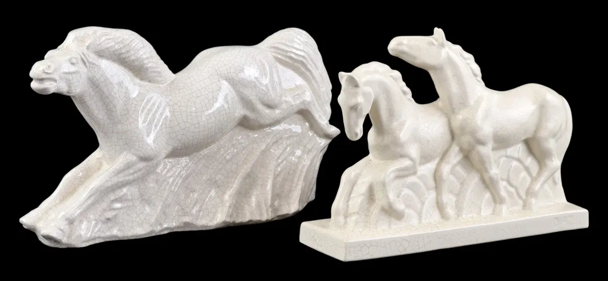 2 Art Deco-stijl aardewerken beelden in de vorm van paarden