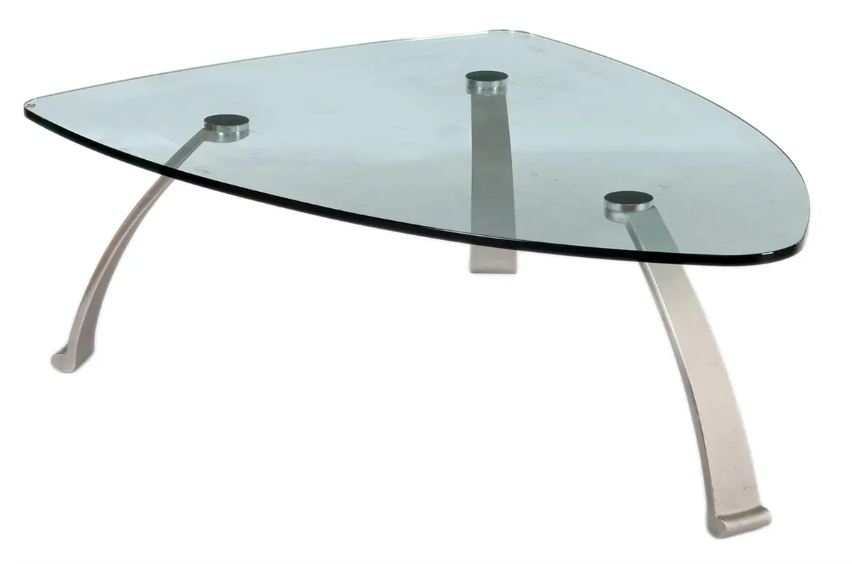Moderne salontafel met glazen blad en staand op aluminium poten